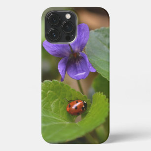 Funda Para iPhone 13 Pro Max Ladybug sobre las dulces flores violetas