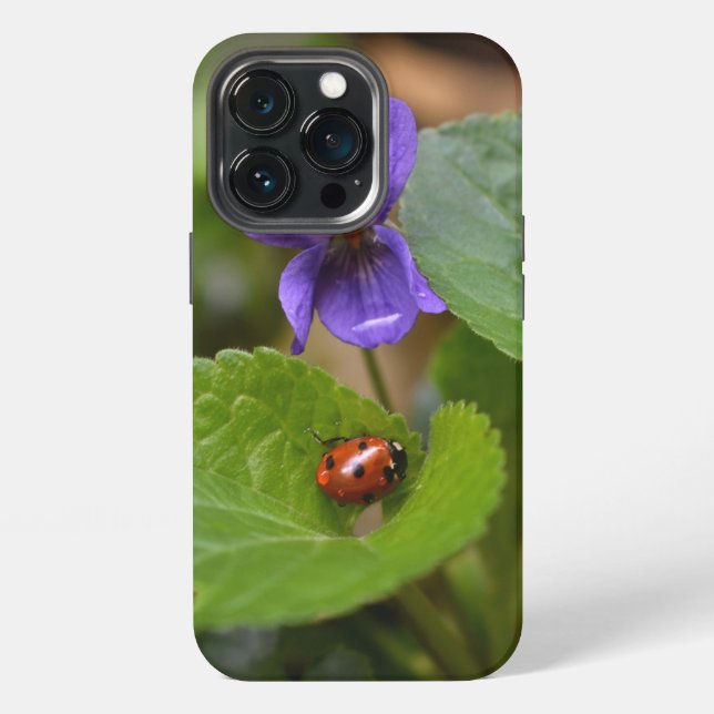 Funda Para iPhone Ladybug sobre las dulces flores violetas (Reverso )