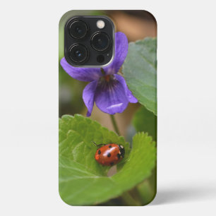 Funda Para iPhone 13 Pro Ladybug sobre las dulces flores violetas