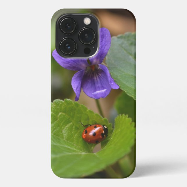 Funda Para iPhone Ladybug sobre las dulces flores violetas (Reverso)