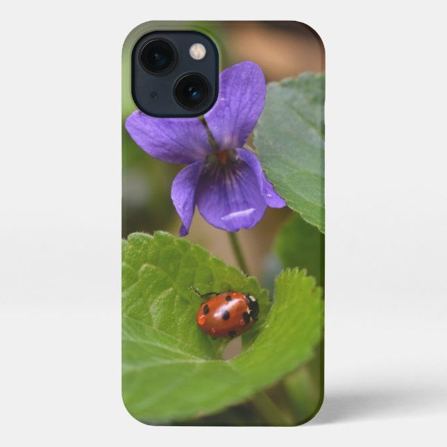 Funda Para iPhone Ladybug sobre las dulces flores violetas (Reverso )