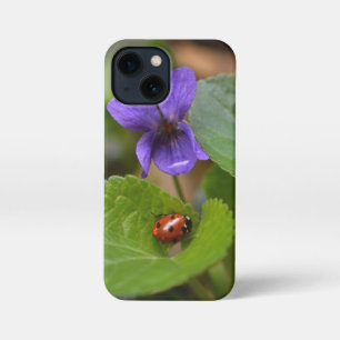 Funda Para iPhone 13 Mini Ladybug sobre las dulces flores violetas