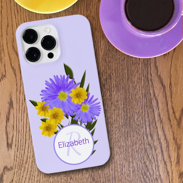 Funda Para iPhone Letra monográfica morado y flores silvestres amari (An easy to personalize monogram phone case that can make a great custom gift for someone special.)