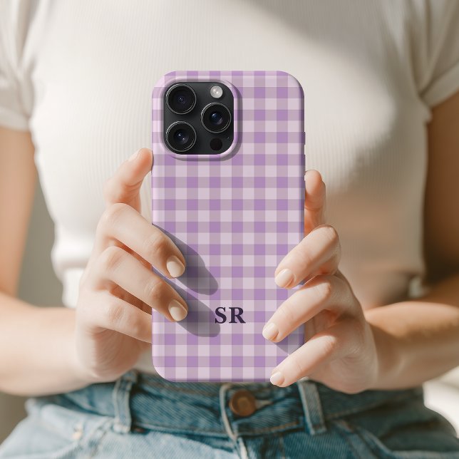 Funda Para iPhone Lila Morado Gingham Monograma Profesora Personaliz (Minimalist Pastel Violet Checkered Custom Monogram Gift for Student Teacher Nurse Lawyer Graduation)