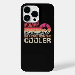 Funda Para iPhone 14 Pro Max Mami De Snowmobil Como Una Mami Normal Pero Fría