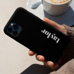 Moderno Minimalista negro y blanco personalizado<br><div class="desc">Presentamos el estuche moderno Minimalista para teléfonos personalizados en blanco y negro, un accesorio elegante y sofisticado diseñado para aquellos que aprecian una estética limpia y elegante. Este estuche de teléfono monograma ofrece un toque de personalización con monogramas personalizados, lo que lo convierte en la elección perfecta para los individuos...</div>