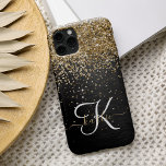 Funda Para iPhone 14 Pro Max Monograma de espuma negra Purpurina de oro persona<br><div class="desc">Personaliza fácilmente este elegante diseño de estuches de teléfono de moda con purpurina brillante de oro en bonito sobre fondo metálico cepillado negro.</div>