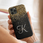 Funda Para iPhone 14 Pro Monograma de espuma negra Purpurina de oro persona<br><div class="desc">Personaliza fácilmente este elegante diseño de estuches de teléfono de moda con purpurina brillante de oro en bonito sobre fondo metálico cepillado negro.</div>