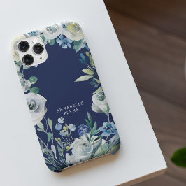 Funda Para iPhone 14 Monograma de invierno con flores blancas azules de