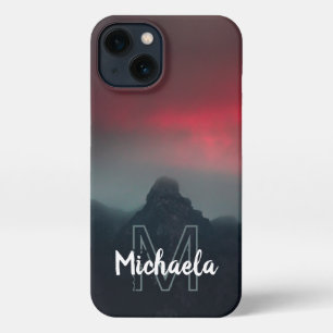 Monograma de nubes, niebla y montañas quemadas