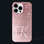 Funda Para iPhone 14 Pro Max Monograma de Purpurina Metalizado cepillado de col<br><div class="desc">Personaliza fácilmente este diseño de estuche de teléfono de moda de moda con un purpurina brillante color rosa rosa bonito sobre un fondo metálico rosa roto.</div>