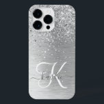 Funda Para iPhone 14 Pro Max Monograma del Purpurina Metalizado cepillado de pl<br><div class="desc">Personaliza fácilmente este diseño de estuche de teléfono de moda de moda con purpurina brillante de bonito plateado sobre un fondo metálico cepillado de plata.</div>