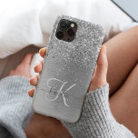 Funda Para iPhone 14 Pro Monograma del Purpurina Metalizado cepillado de pl<br><div class="desc">Personaliza fácilmente este diseño de estuche de teléfono de moda de moda con un purpurina de imitación brillante de bonito plateado sobre un fondo metálico cepillado de plata.</div>