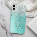 Funda Para iPhone 14 Monograma del Purpurina plateado Metalizado cepill<br><div class="desc">Personalice fácilmente este diseño de moda de estuche de teléfono de moda con un purpurina de imitación brillante de bonito plateado sobre un fondo metálico verde azulado cepillado.</div>