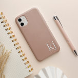 Monograma neutral Minimalista moderno<br><div class="desc">El diseño minimalista moderno en colores neutros en tonos tierra de moda incluye sus iniciales o monograma en letras simples y limpias a lo largo de la parte inferior,  en capas con un color más profundo para una apariencia 3D.</div>