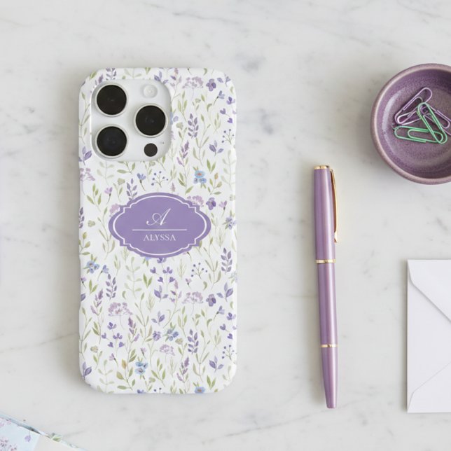 Funda Para iPhone Monograma personalizada de flores silvestres morad (pretty lavender purple blue wildflower phone case for iphone with custom monogram name and initial)