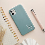 Monograma tonal Minimalista moderno<br><div class="desc">El diseño minimalista moderno en colores verdes tonales de moda incluye sus iniciales o monograma en letras simples y limpias a lo largo de la parte inferior,  en capas con un color más profundo para una apariencia 3D.</div>
