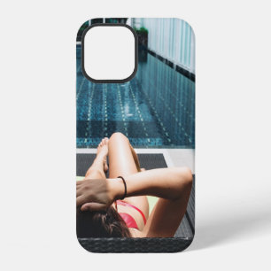 Funda Para iPhone 12 Mujer acostada en reposera marrón
