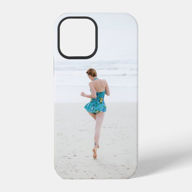 Funda Para iPhone Mujer caminando por la orilla cerca de la playa (Reverso )