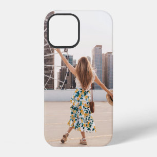Funda Para iPhone 12 Mujer con vestido floral blanco y azul sosteniendo