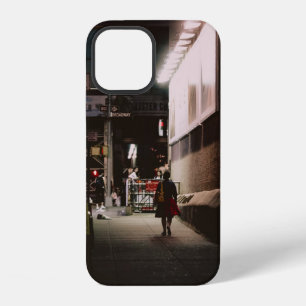 FUNDA PARA iPhone 12 MUJER CON VESTIDO NEGRO Y ROJO CAMINANDO JUNTO A M