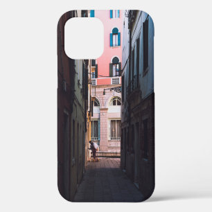 FUNDA PARA iPhone 12 MUJER EN CAMISA BLANCA Y PANTALLAS NEGRAS CAMINAND