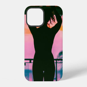 Funda Para iPhone 12 Mujer en top negro y pantalones de pie sobre estru