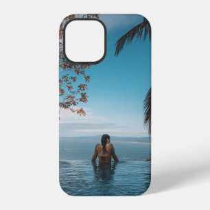 Funda Para iPhone 12 Mujer que lleva bikini negro de natación en el cue