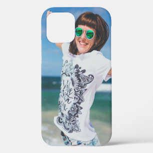 Funda Para iPhone 12 Mujer que lleva camisa blanca y negra saltando cer