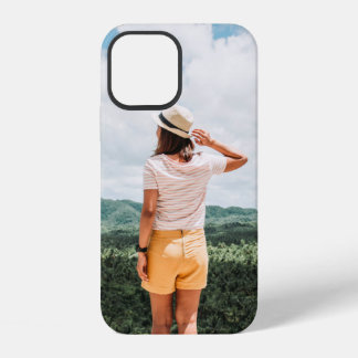 Funda Para iPhone 12 Mujeres paradas cerca de los árboles