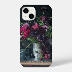 Funda Para iPhone 14 Naturaleza muerta con flores y libro de monograma