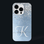 Funda Para iPhone 14 Pro Nombre del monograma del Purpurina plateado Metali<br><div class="desc">Personaliza fácilmente este diseño de estuche de teléfono de moda de moda con purpurina brillante de bonito plateado sobre un fondo metálico cepillado azul.</div>