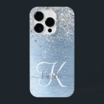 Funda Para iPhone 14 Pro Nombre del monograma del Purpurina plateado Metali<br><div class="desc">Personaliza fácilmente este diseño de estuche de teléfono de moda de moda con purpurina brillante de bonito plateado sobre un fondo metálico cepillado azul.</div>
