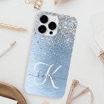 Funda Para iPhone 14 Pro Max Nombre del monograma del Purpurina plateado Metali<br><div class="desc">Personaliza fácilmente este diseño de estuche de teléfono de moda de moda con purpurina brillante de bonito plateado sobre un fondo metálico cepillado azul.</div>