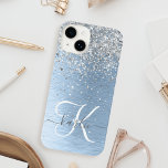 Funda Para iPhone 14 Nombre del monograma del Purpurina plateado Metali<br><div class="desc">Personaliza fácilmente este diseño de estuche de teléfono de moda de moda con purpurina brillante de bonito plateado sobre un fondo metálico cepillado azul.</div>