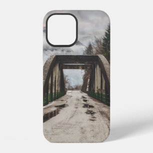 FUNDA PARA iPhone 12 NOVIA DE ARCO DE CONCRETO GRIS JUNTO A ÁRBOL SIN H