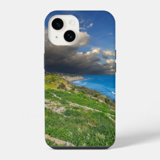 Funda Para iPhone 14 Nubes poderosas sobre el Dume de punto