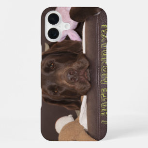 Funda Para iPhone 16 Plus Odio los lunes Drowsy Chocolate Lab Con Juguetes