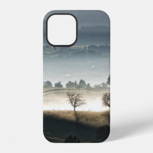 Funda Para iPhone 12 Paisaje campestre brumoso de Suiza