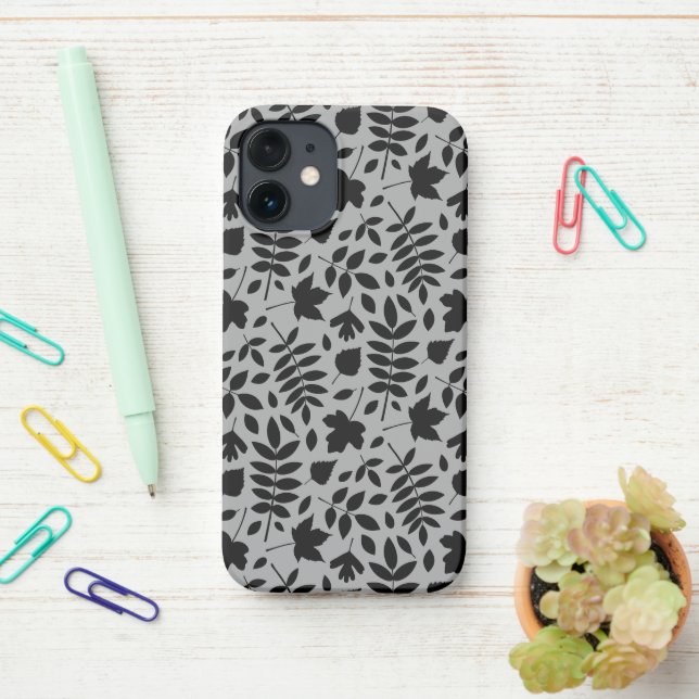 Funda Para iPhone Patrón de hojas caídas negro sobre gris (En el escritorio)