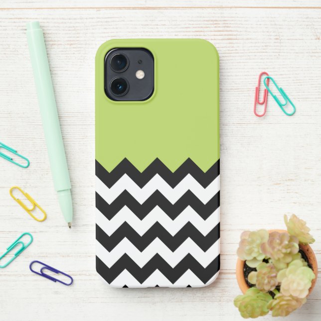 Funda Para iPhone Patrón de zigzag negro y blanco, chevron, verde (En el escritorio)