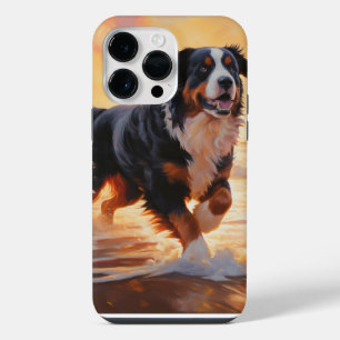 Funda Para iPhone 14 Pro Max Perro de montaña bernés Sandy Paws en la puesta de