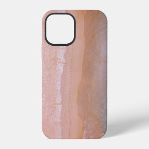 Funda Para iPhone 12 Persona caminando sobre arena cerca de la orilla d