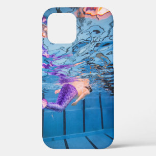 Funda Para iPhone 12 Persona con pantalones morados acostada en hamaca 