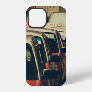 FUNDA PARA iPhone 12 PERSONA DE PIE CERCA DE UN TAXI APARCADO DURANTE E