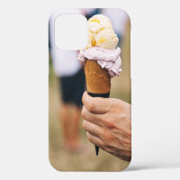 Persona sosteniendo helado en cono