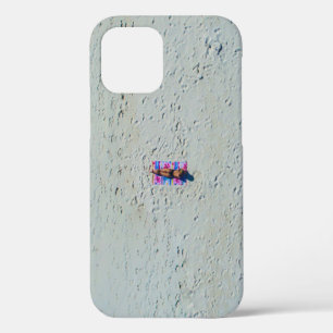 Funda Para iPhone 12 Persona tomando el sol en la playa