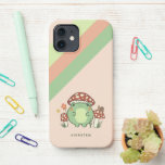 Funda Para iPhone 12 Personalizado de Rana Cuta y Hongos | Nombre<br><div class="desc">Este lindo estuche de teléfono presenta una rana personalizado de estilo kawaii dibujada a mano, usando un gorra de hongos, junto con otras setas, un caracol, una flor, una mariposa y hierba. Una combinación de colores rojo, lima, verde, marrón, naranja, amarillo y melocotón es perfecta para los amantes de la...</div>