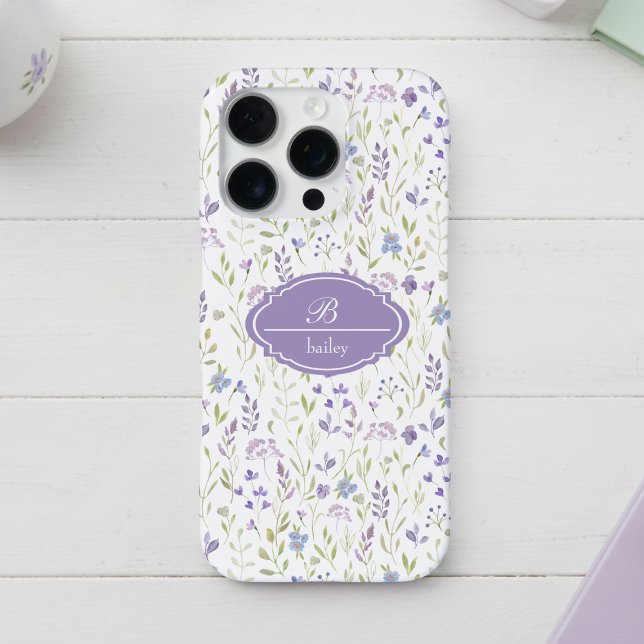 Funda Para iPhone Personalized Purple Floral Monogram (pretty cottagecore lavender purple floral pattern iphone case with monogram in script calligraphy)