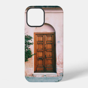 FUNDA PARA iPhone 12 PLANTAS VERDES JUNTO A PUERTA DE MADERA MARRÓN